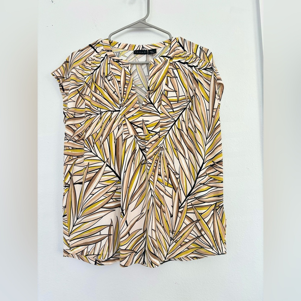 Tahari tropical leaf print sleeveless v neck blouse Sz Medium